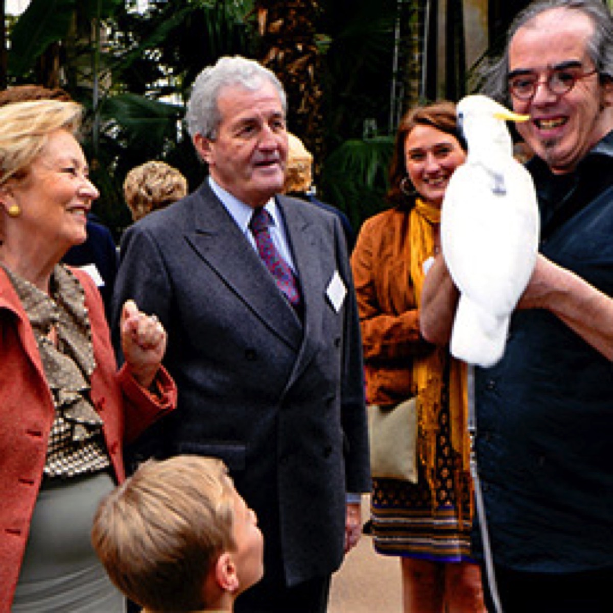 magician at royal palace of Belgium with parrot