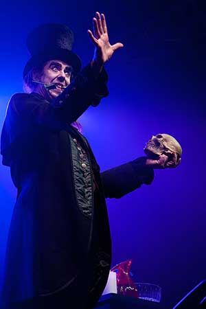 magician vampire skull