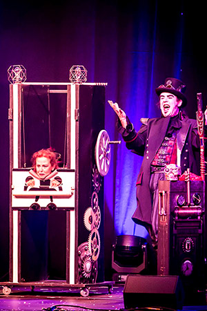 magician illusion compressed walibi