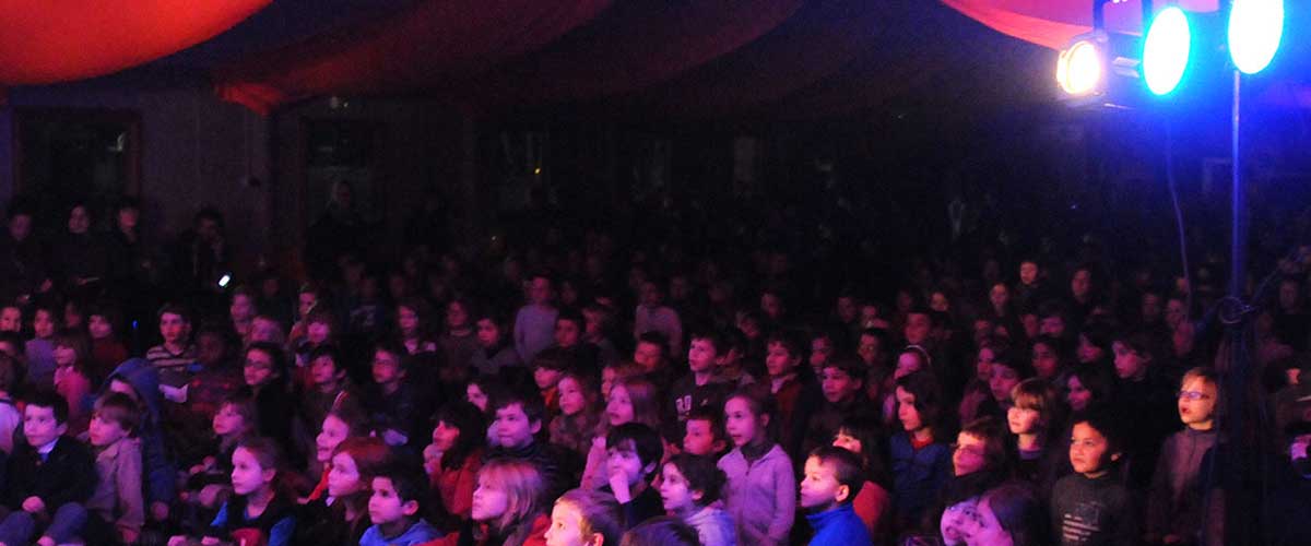 audience children magic show